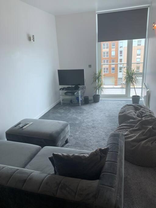 Recently Refurbished Apt Central Mk Free Parking ミルトン・ケインズ エクステリア 写真