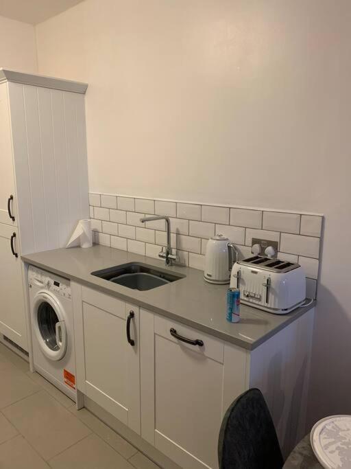 Recently Refurbished Apt Central Mk Free Parking ミルトン・ケインズ エクステリア 写真
