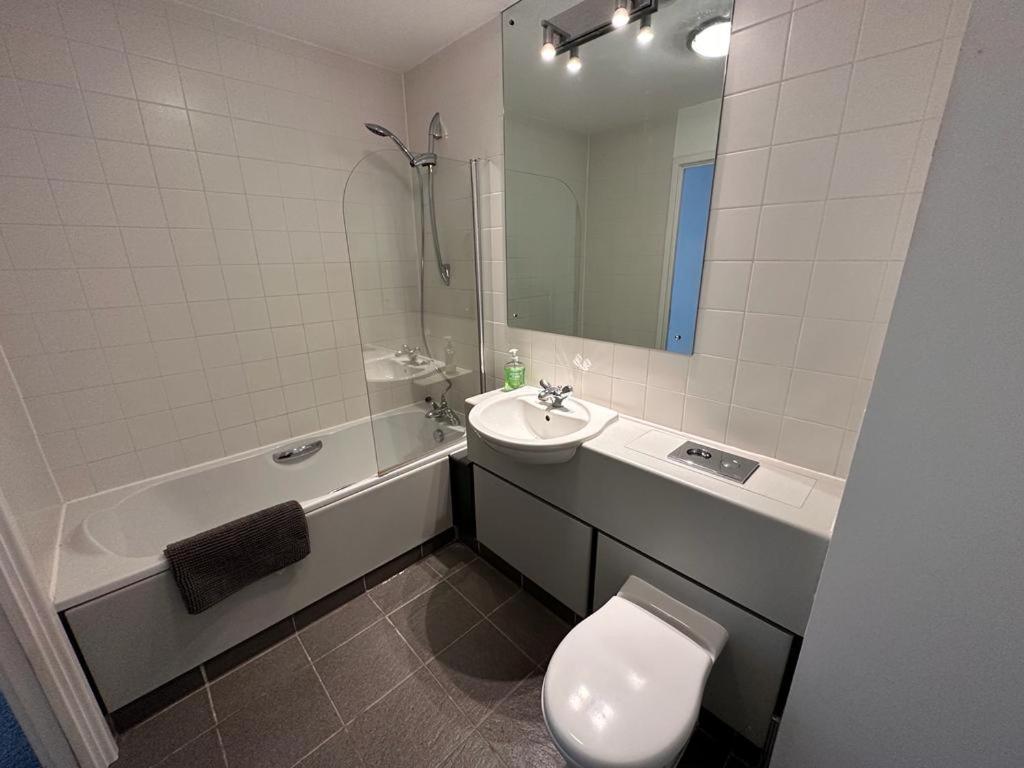 Recently Refurbished Apt Central Mk Free Parking ミルトン・ケインズ エクステリア 写真