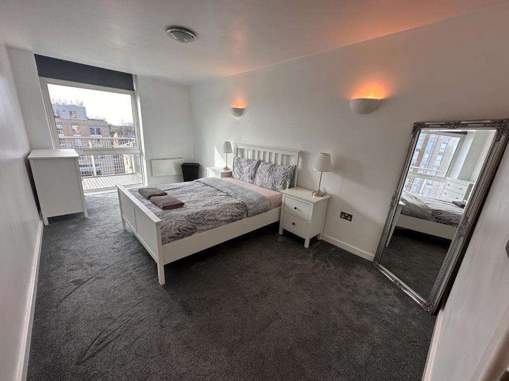 Recently Refurbished Apt Central Mk Free Parking ミルトン・ケインズ エクステリア 写真