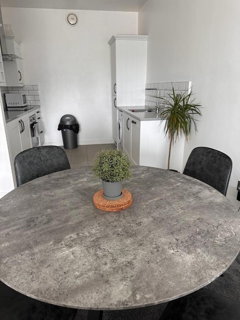 Recently Refurbished Apt Central Mk Free Parking ミルトン・ケインズ エクステリア 写真